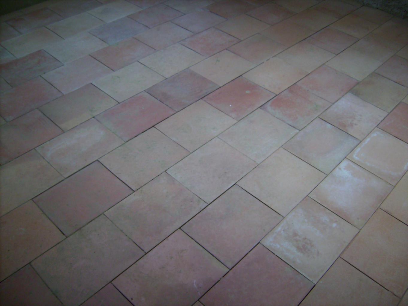CARREAUX TERRE CUITE SUR CHAPE DE CHAUX